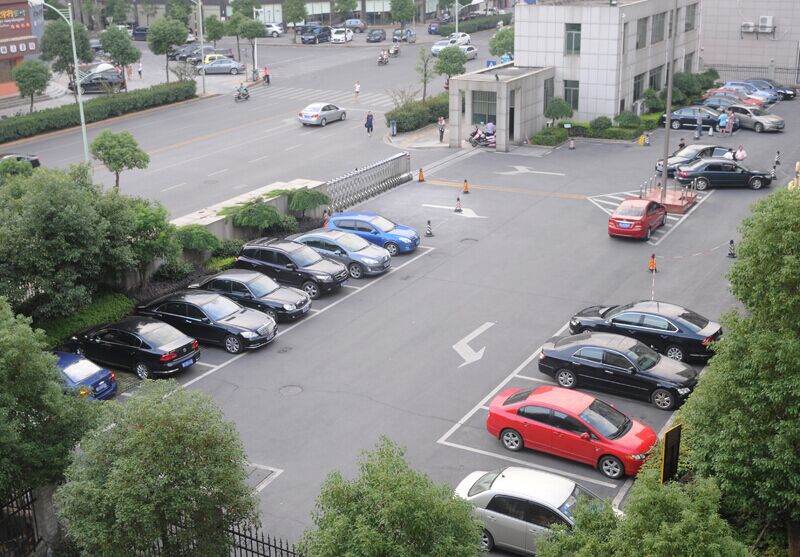 市政府停車坪供市民免費停車。